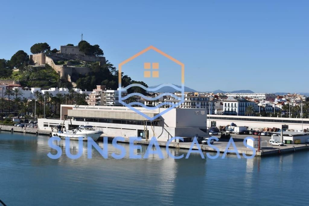Bajo El Mar Junto Al Puerto